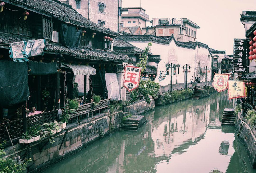 逃离黑与白的房间